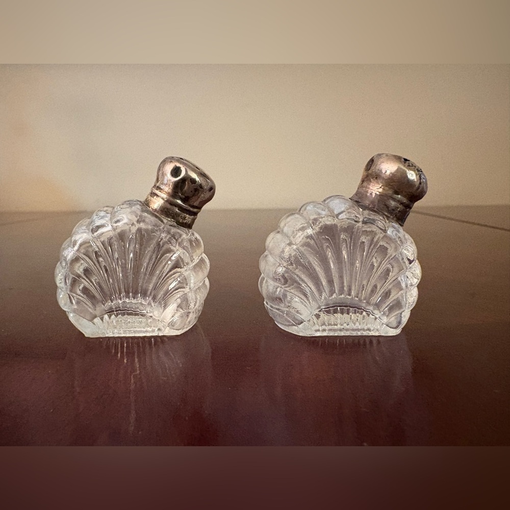 Vintage Art Deco Glass Salt and Pepper Shakers with Shell Holder - Picture 4 of 8
